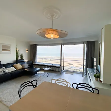 Picturesque In Apartment *